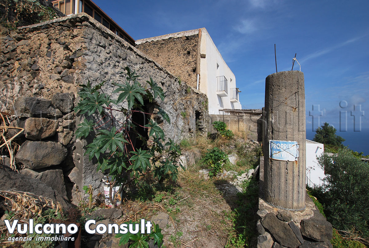 Rudere con terreno vista mare Alicudi