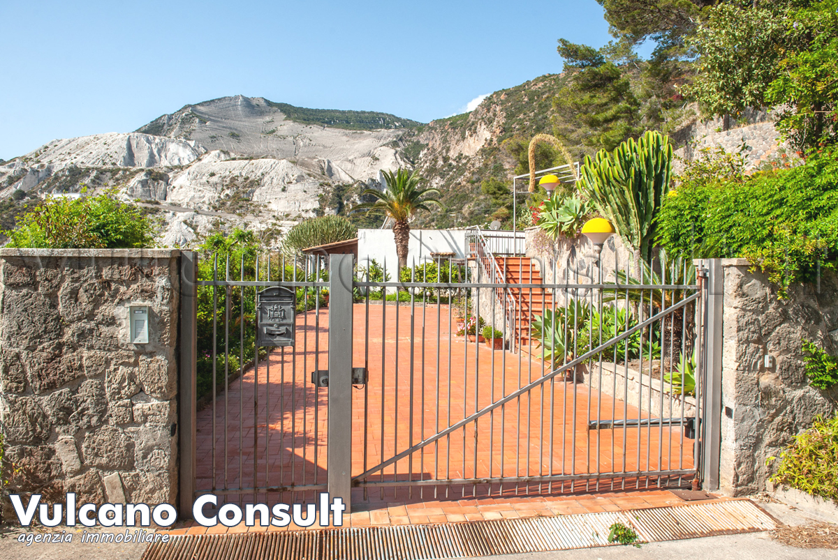 Vendesi Villa Fronte Mare A Lipari Porticello Con Piscina Privata Real Estate Aeolian Islands