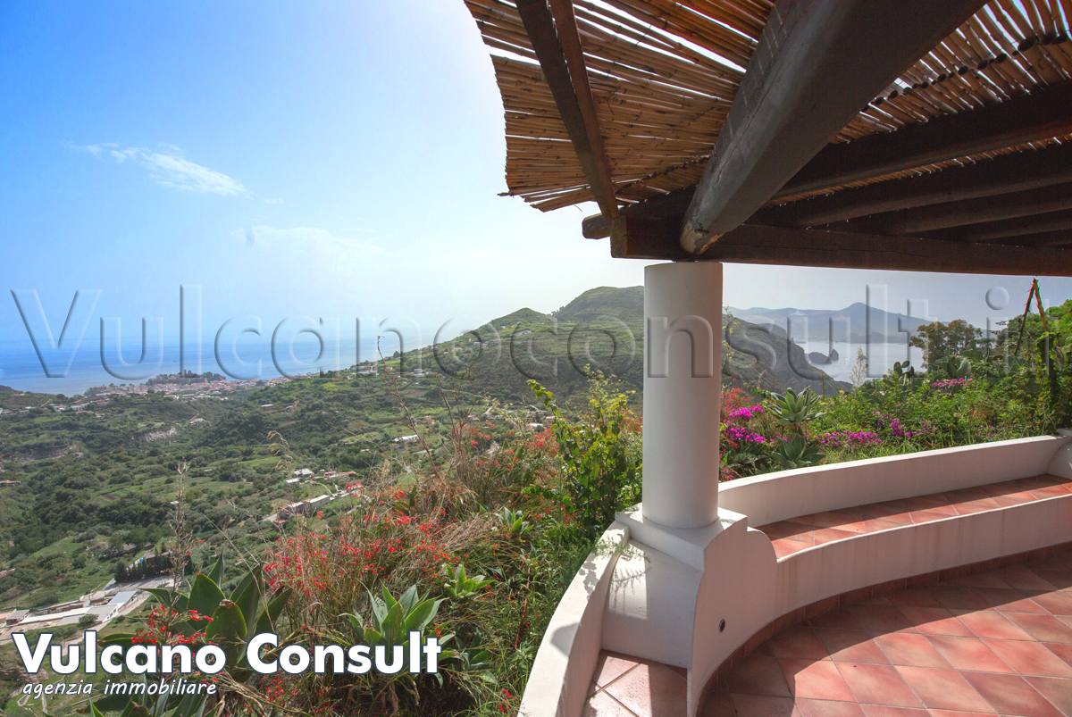 Vendesi villa a Lipari molto panoramica di circa 250 mq oltre terrazzi vista mare