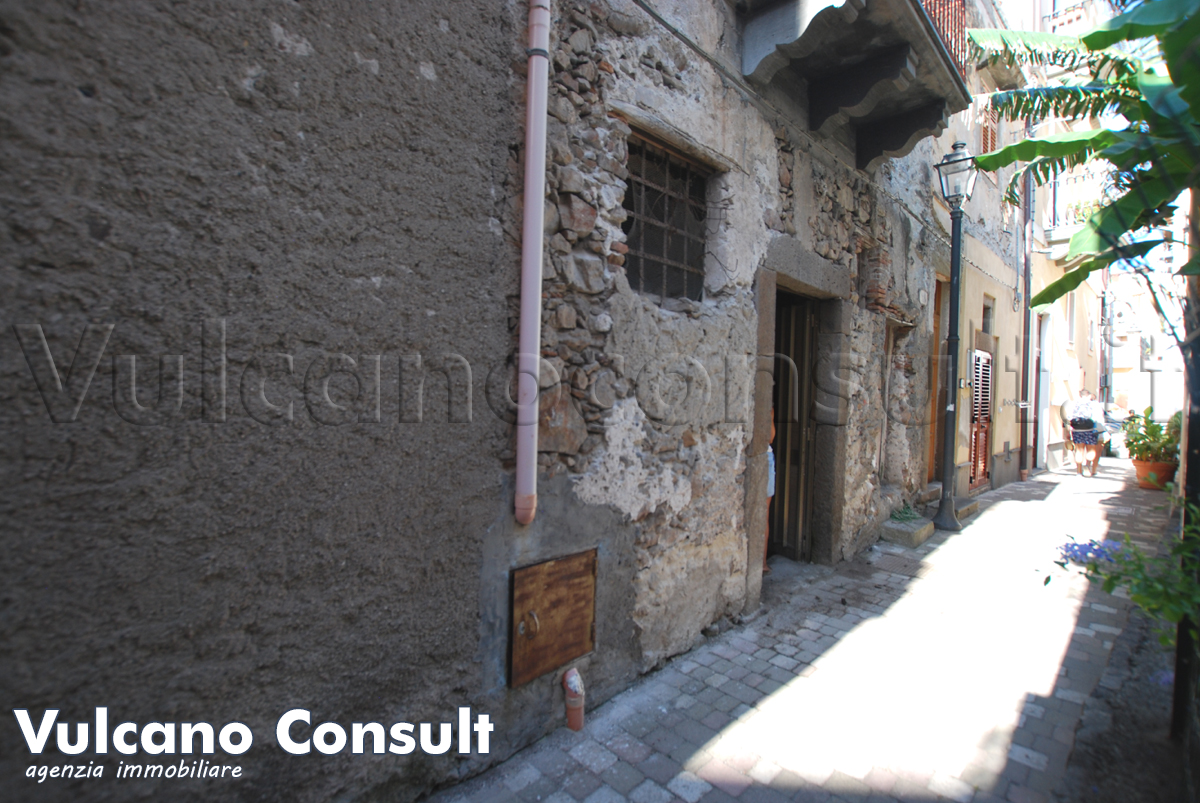 Magazzino centro storico Lipari