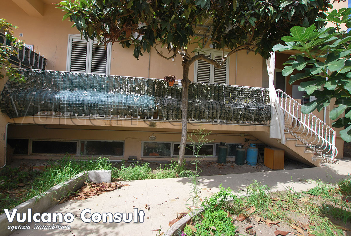 Vendesi appartamento con giardino centro Lipari