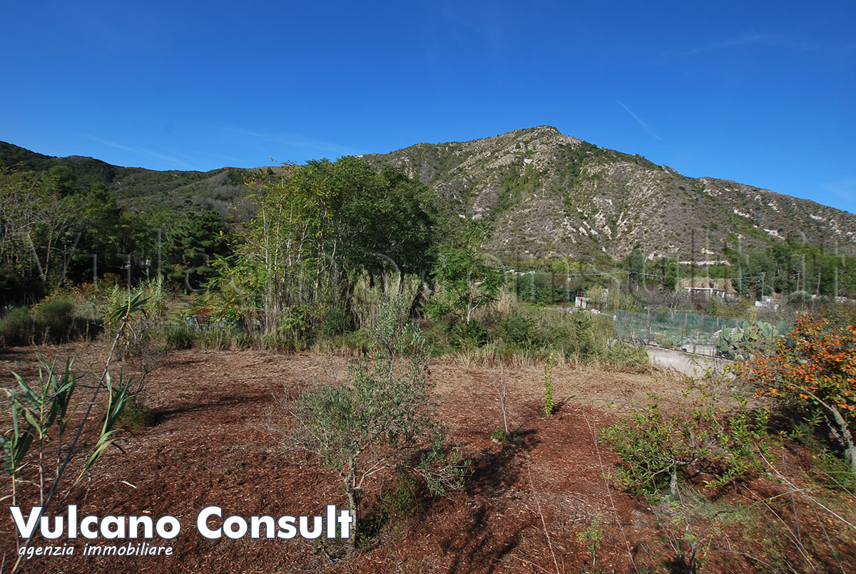 Terreno agricolo con cisterna Lami Lipari