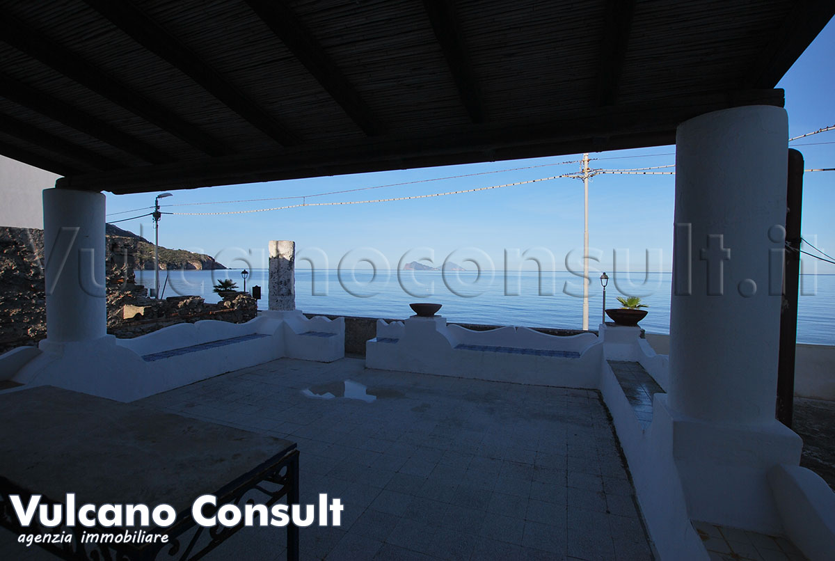 Vendesi grande fabbricato vista mare Canneto Lipari