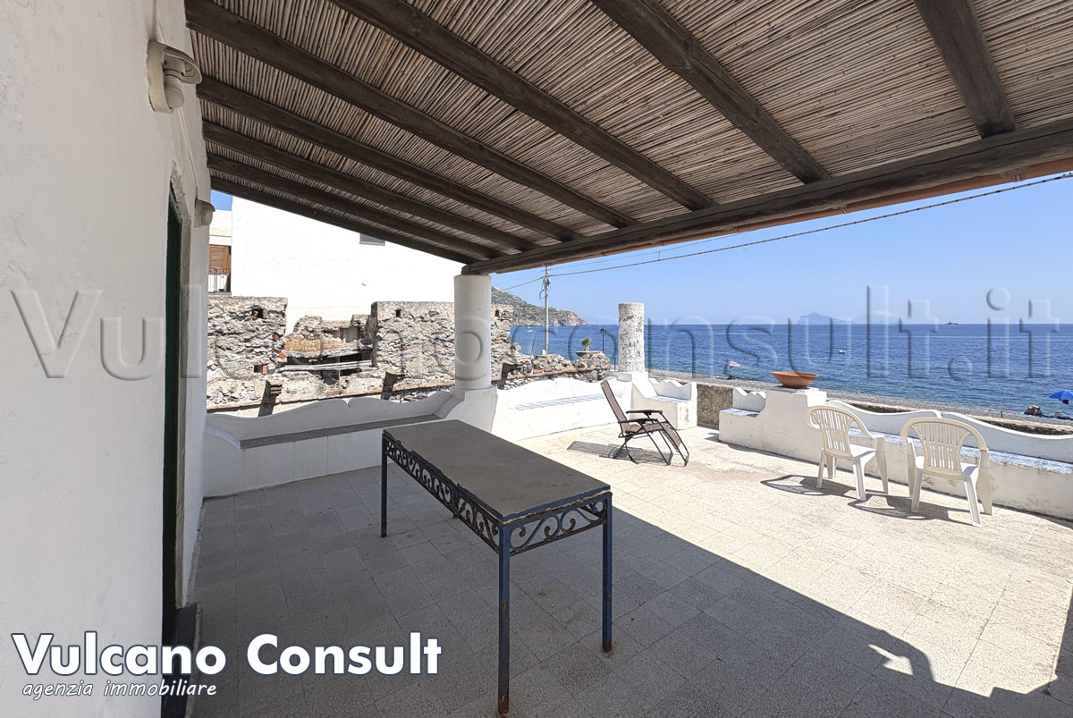 Vendesi grande fabbricato vista mare Canneto Lipari