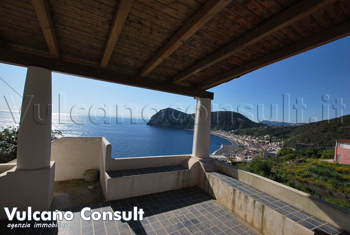 Vendesi casa con terrazzo panoramico e giardino a Lipari Canneto