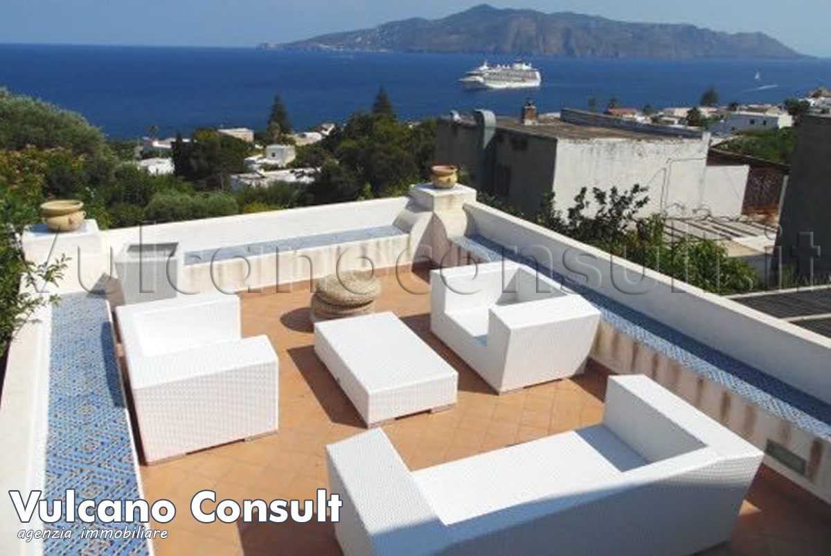 Vendesi Villa con terrazzi panoramici Salina su 3 livelli